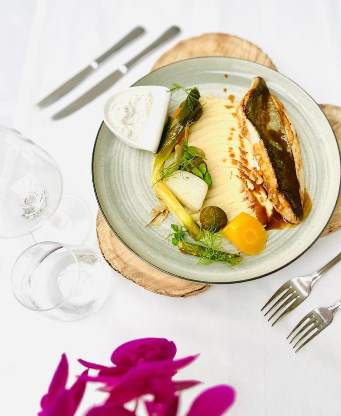 Logis Hotel & Restaurant Du Sauvage La Ferté-Gaucher Εξωτερικό φωτογραφία
